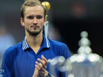 Daniil Medvedev wins the US Open defeating Djokovic but he calls him the greatest at the award ceremony