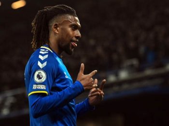Alex Iwobi secures important victory for Everton with late goal