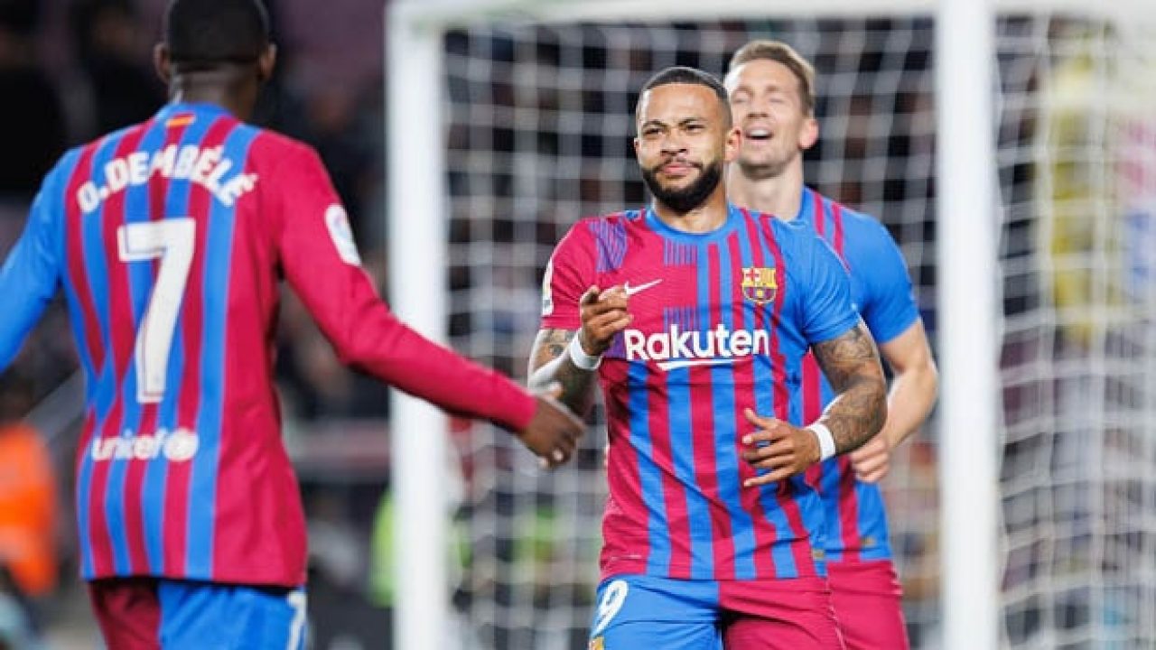 Memphis Depay scores the winner for Barcelona in the 84th minute