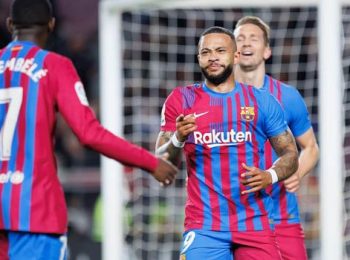 Memphis Depay scores late penalty to give Barcelona victory over Elche