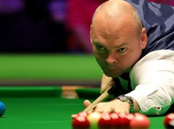 Stuart Bingham survives scare as he fights back to reach the round of 32